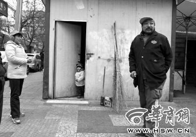 由于沒(méi)人照看，爸爸媽媽干活時(shí)帶著兩歲多的小韓靈  本報(bào)記者 董國(guó)梁 攝 