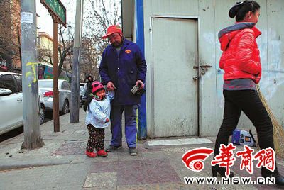由于沒(méi)人照看，爸爸媽媽干活時(shí)帶著兩歲多的小韓靈  本報(bào)記者 董國(guó)梁 攝 