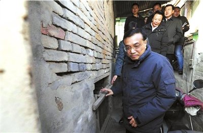 昨天，李克強(qiáng)看望包頭北梁棚戶(hù)區(qū)居民。新華社發(fā)