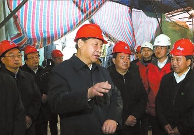 昨天，習(xí)近平在甘肅東鄉(xiāng)察看滑坡重建現(xiàn)場(chǎng)。新華社發(fā)